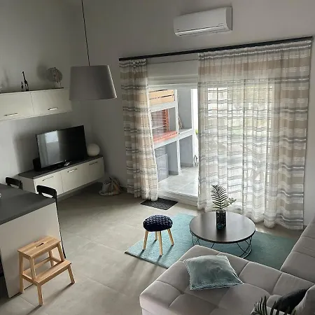 Luxurious 2-bedroom, 2-bathroom Duplex *